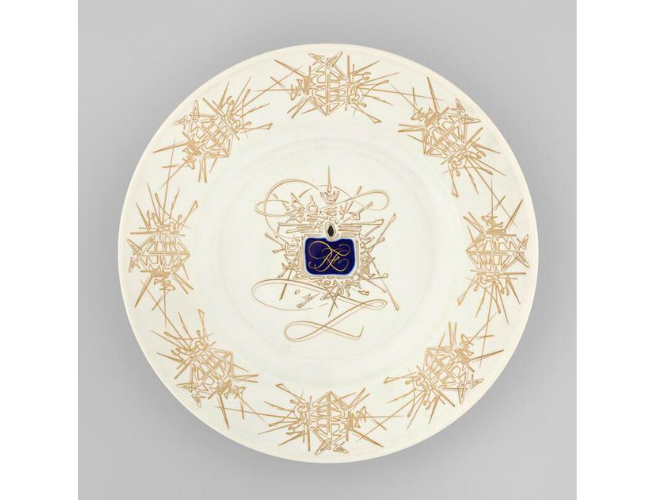Assiette de présentation, service Jonc ou Brimborion,  décor « Versailles »© GrandPalaisRmn (Sèvres - Manufacture et musée nationaux) / Sylvie Chan-Liat © ADAGP, Paris, 2025