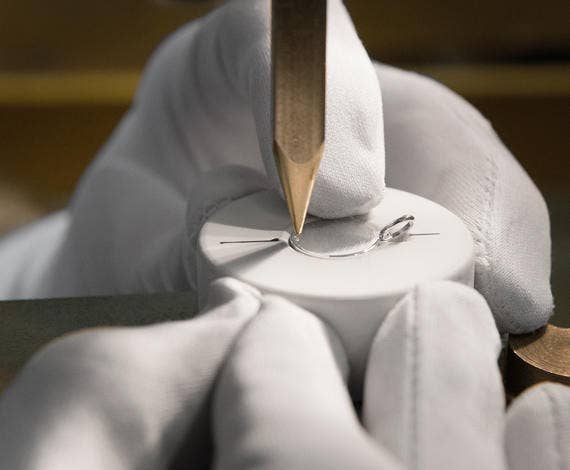 Enfonçage du poinçon de garantie sur un bijoux argent - © Monnaie de Paris Jean-Marc Martin Enfonçage du poinçon de garantie sur un bijoux argent - © Monnaie de Paris Jean-Marc Martin