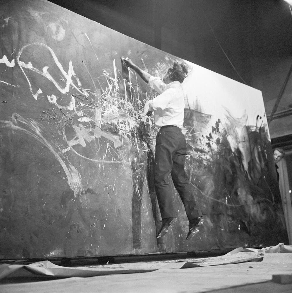 Le peintre Georges Mathieu durant une de ses performances en 1959 © Hulton Archive via Getty Images © ADAGP, Paris, 2025
