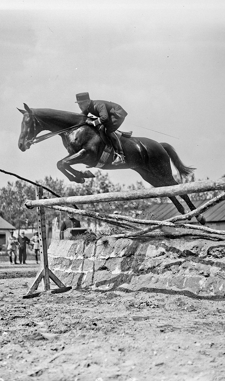 Saumur, saut d'un cavalier devant l'esplanade de l'école de cavalerie, Agence Rol © Bibliothèque nationale de France - Gallica