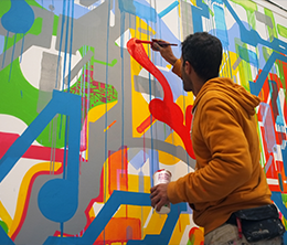 L'artiste JonOne à la Galerie du Jour en 2013 - Droits réservés