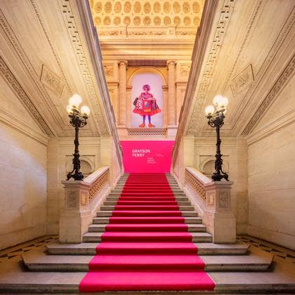 Portrait Grayson Perry dans l'escalier d'honneur