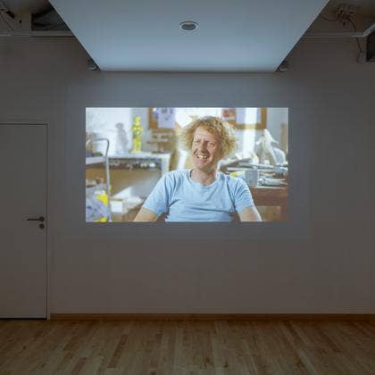 Brillant Ideas: artist Grayson Perry, 2015, Vidéo 24', Courtesy : Brilliant Ideas/ Bloomberg   The Descent of Man, 2016, Vidéo 1', Swan Films  Introduction to Grayson Perry, 2017, Video 2'21'', Swan Films