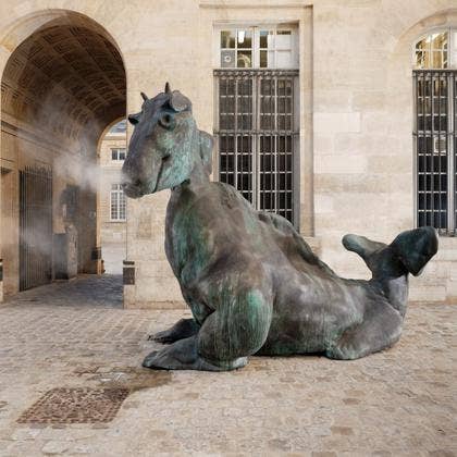 Thomas Schütte, Drittes Tier, 2017, [Troisième animal/Third Animal], 350 x 410 x 215 cm, Bronze patiné, pompe à eau/Patinated bronze, water pump © Martin Argyroglo