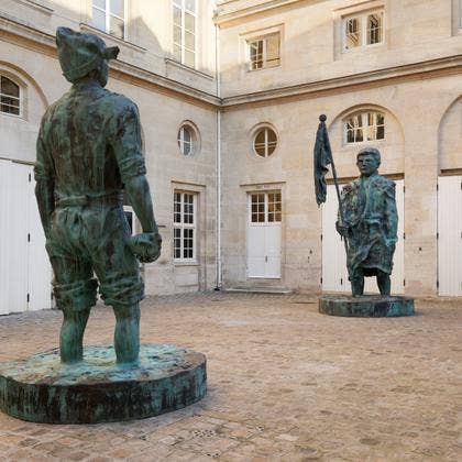 Thomas Schütte, Man Without Face, 2018, [Homme sans visage], Bronze patiné/Patinated bronze, 450 x 240 x 240 cm Thomas Schütte, Mann mit Fahne, 2018, [Homme au drapeau/Man with Flag], Bronze patiné © Martin Argyroglo