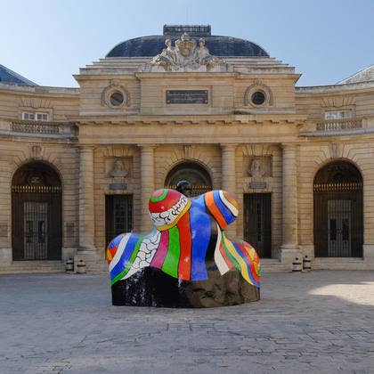 Niki de Saint Phalle, Nana-Maison II, 1966-1987. Vue de l’exposition (Cour d’honneur) Polyester peint Donation Niki de Saint Phalle/Sprengel Museum, Hanovre. © 2017 Niki Charitable Art Foundation/Adagp, Paris, 2017 © Monnaie de Paris - Aurélien Mole