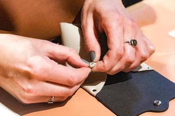 Activité famille Fabrique ton porte-monnaie avec Le Tanneur Activité famille Fabrique ton porte-monnaie avec Le Tanneur