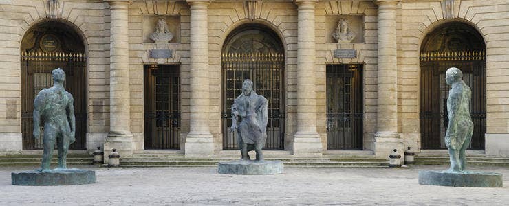 Mann im Wind I, II, III, 2018, [Homme dans le vent/Man in the Wind], Bronze patiné/Patinated bronze, 350 x 240 x 240 cm, Pinault Collection, © Thomas Schütte, ADAGP, Paris, 2019 Photo : Aurélien Mole 